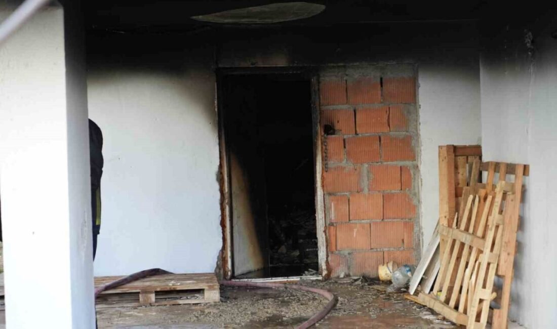 Antalya’da 5 katlı binanın deposunda çıkan yangında içeride mahsur kalan