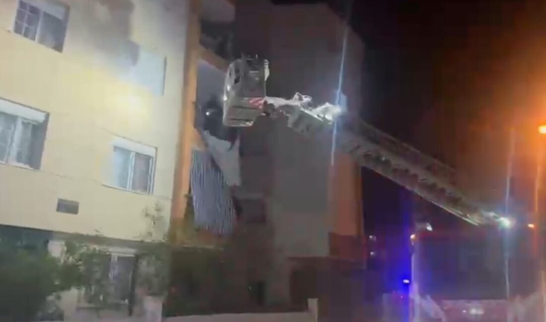 Antalya’da 3 katlı binada çıkan yangında mahsur kalan vatandaşlar itfaiyenin