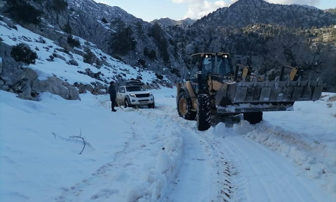 Antalya’nın İbradı ilçesinde yayla dönüşü kar ve tipi nedeniyle yolda