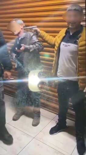 Adana’da arkadaşlarıyla şakalaşırken tabancasını boynuna dayayan şahıs, silahın kazara ateş