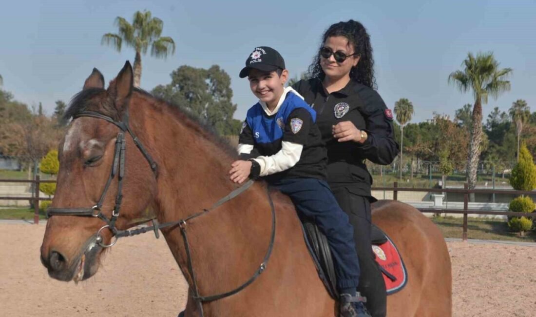 Adana’da ilkokul ikinci sınıf öğrencisi Poyraz atlı polis olma hayaliyle