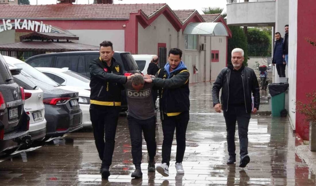 Adana’da AVM’deki kuyumcuya girip 3 kilo altın ve 100 bin