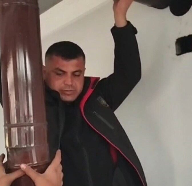 Osmaniye’de bacaya düşüp soba borusu içerisinde sıkışan yavru köpek, itfaiye