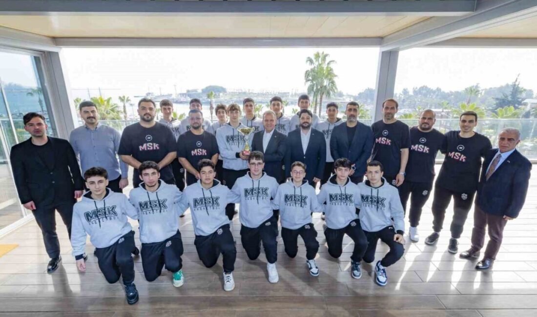 Mersin Büyükşehir Belediye Başkanı Vahap Seçer, basketbolda il şampiyonu olan