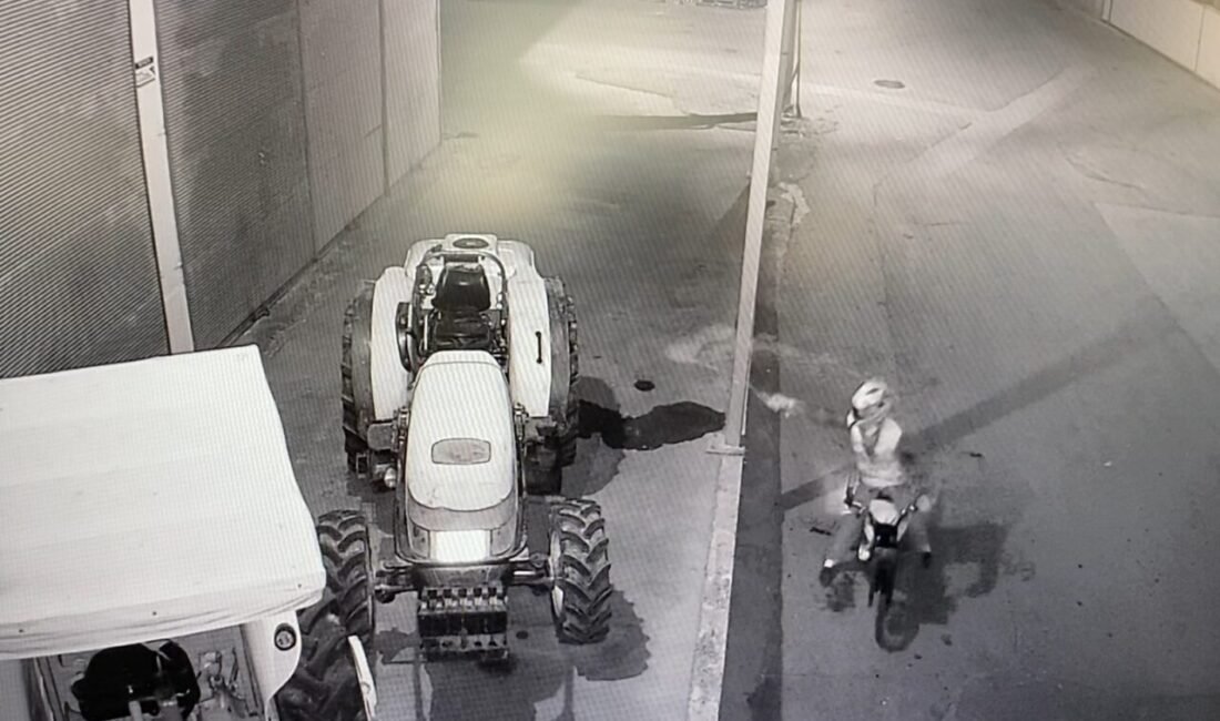 Antalya’da gece saatlerinde motosikletiyle kimliği belirsiz bir kişi park halindeki