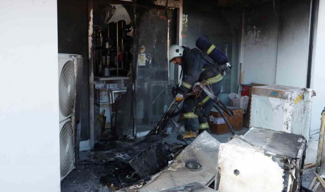 Antalya’da bir beyaz eşya mağazasında klima dış ünitesinden çıkan yangında