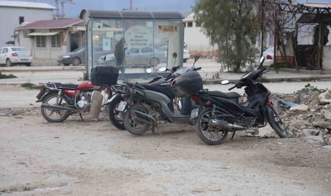 Hatay’da 2 kişinin park halindeki motosikleti çaldığı anlar güvenlik kamerasına