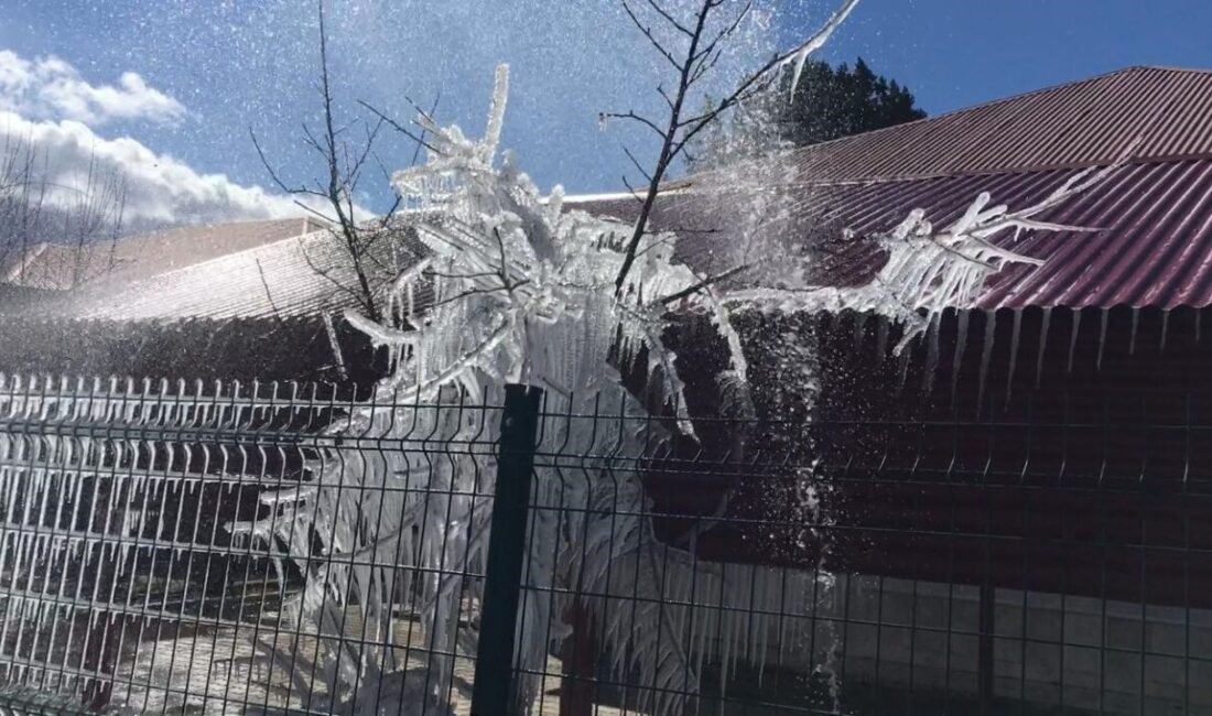 Mersin’in Bozyazı ilçesinde soğuk hava nedeniyle buzulları akla getiren görüntüler