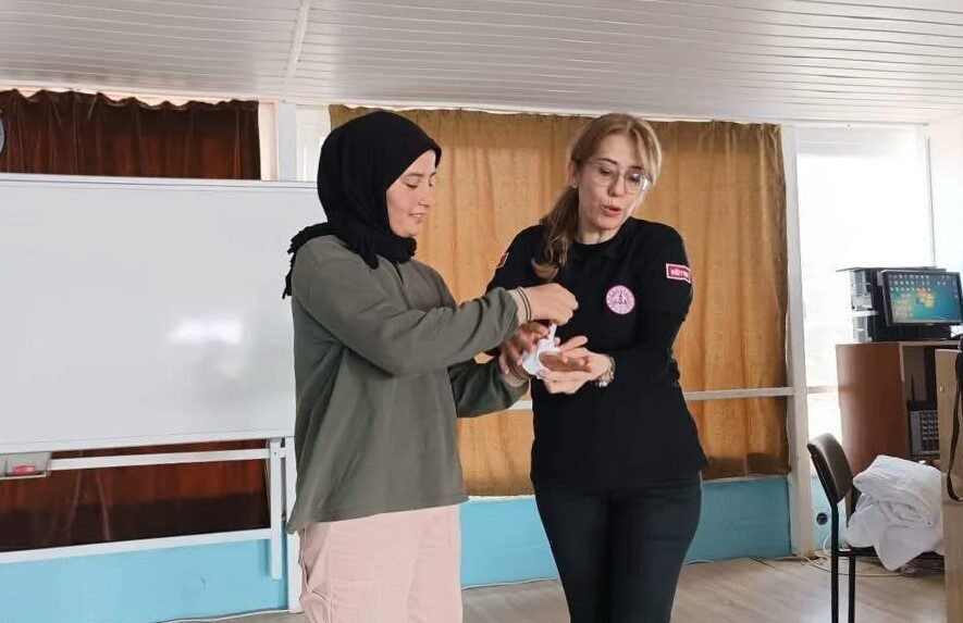 Mersin’in Bozyazı ilçesinde ortaokul öğrencilerine ilk yardım eğitimi verildi. Bozyazı’da