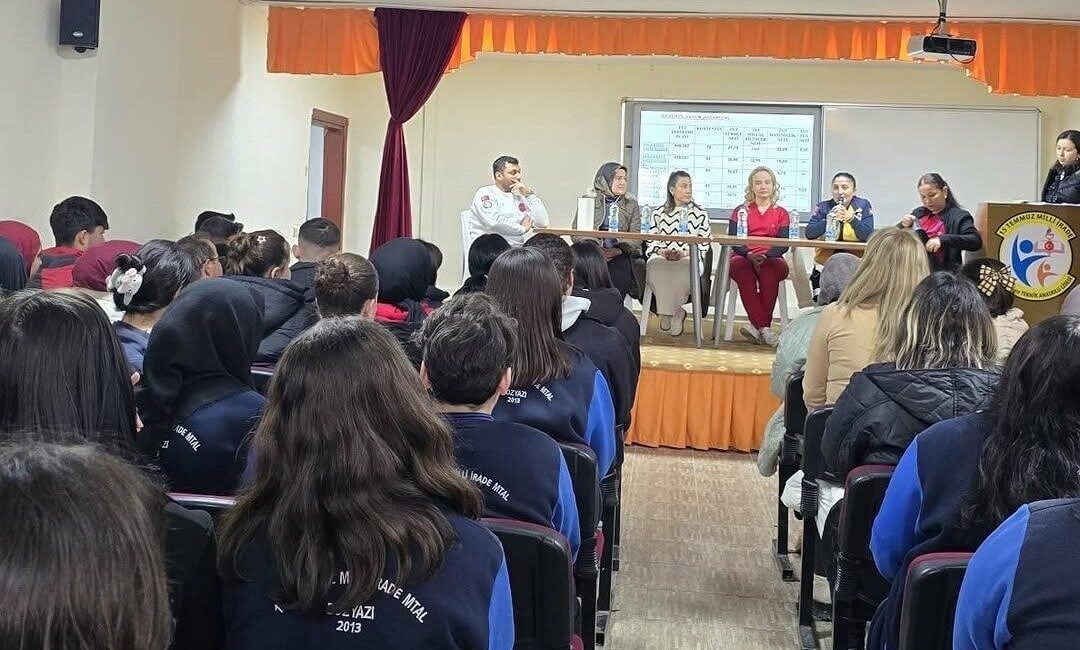 Mersin’in Bozyazı ilçesinde düzenlenen ’Kariyer Günleri’nde sağlık çalışanları lise öğrencileriyle