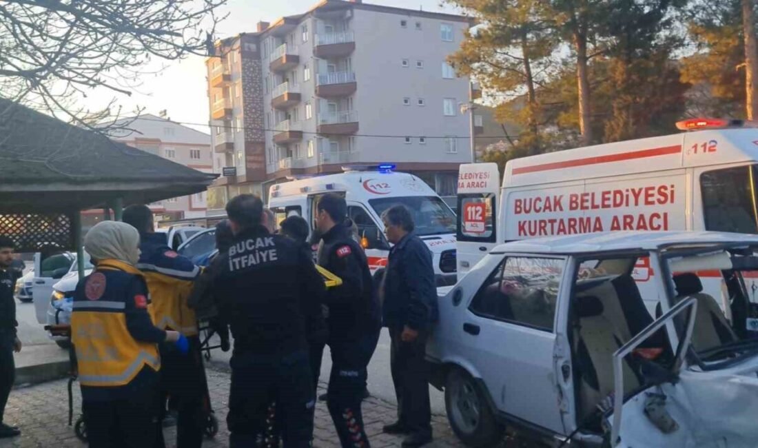 Burdur’un Bucak ilçesinde 2 minibüs ve 1 otomobilin karıştığı kazada