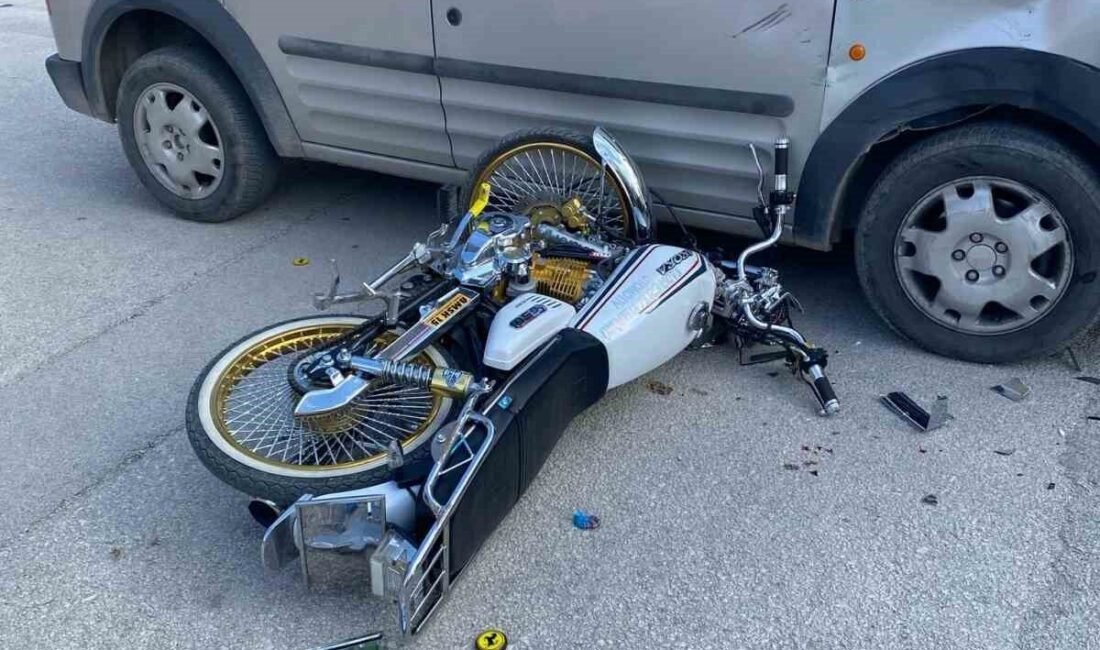 Burdur’da hafif ticari araç ile motosikletin çarpışması sonucu meydana gelen