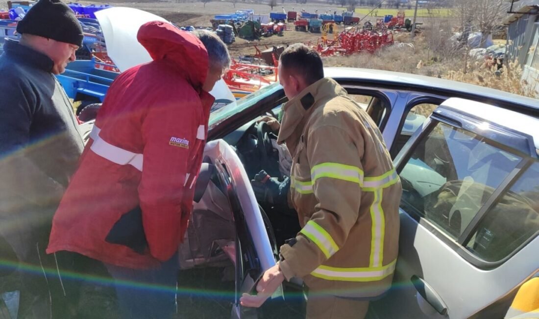 Burdur’da iki otomobilin çarpışması sonucu meydana gelen kazada 2 kişi