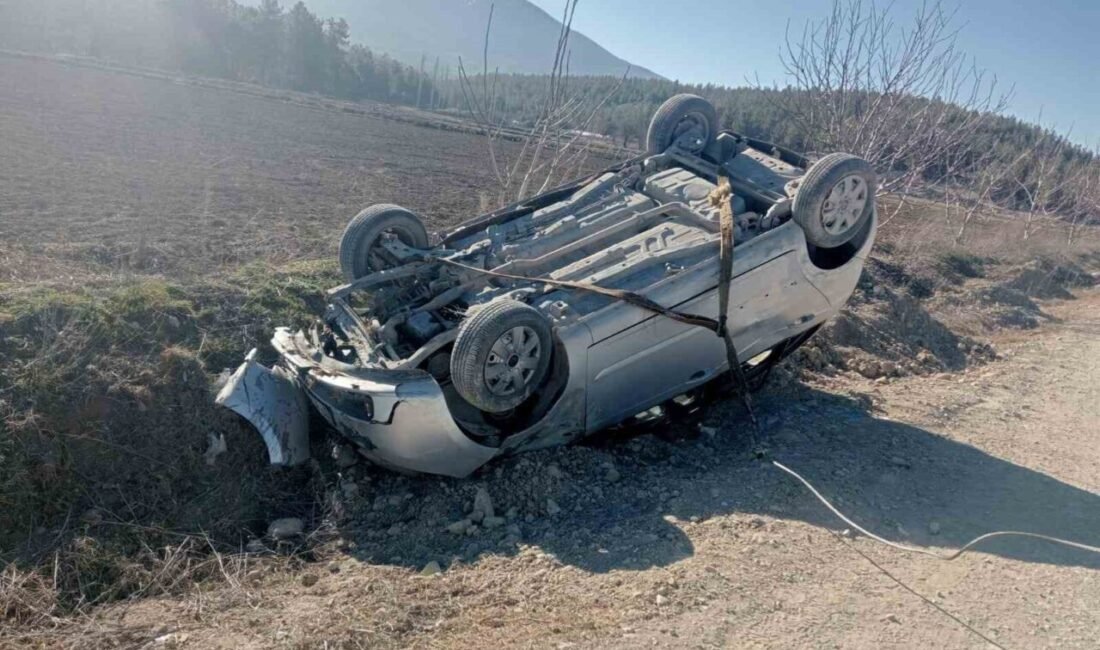 Burdur’un Gölhisar ilçesinde kontrolden çıkarak devrilen Fiat otomobildeki 3 kişi