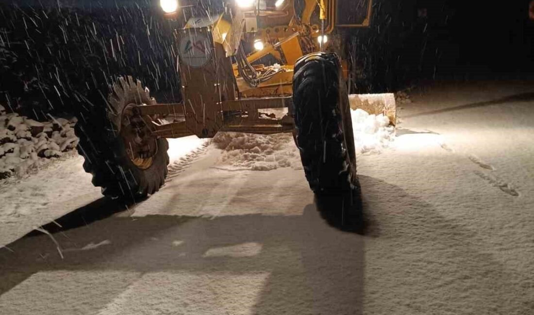 Mersin Büyükşehir Belediyesi ekipleri gece boyunca karla mücadele çalışması yürüttü