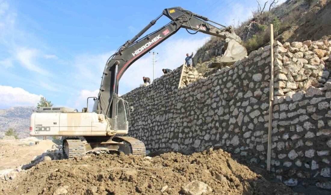 Antalya Büyükşehir Belediyesi, Kırsal Hizmetler Dairesi Başkanlığı ekipleri heyelan meydana