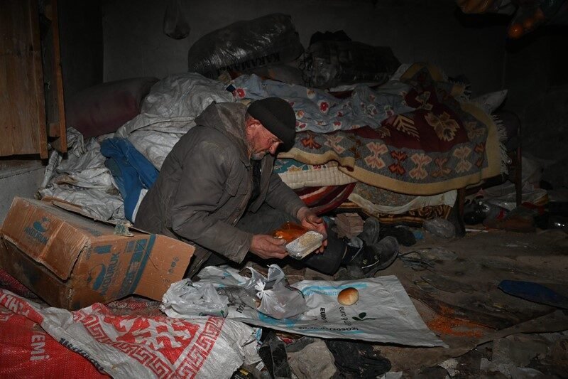 Isparta’nın Kayı köyünde harabe bir evde zor şartlar altında yaşayan