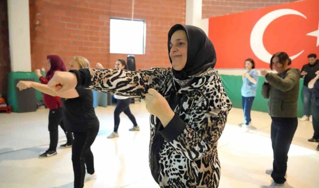 Çukurova Belediyesi’nin kadınlara yönelik ücretsiz olarak açtığı yakın savunma sporu