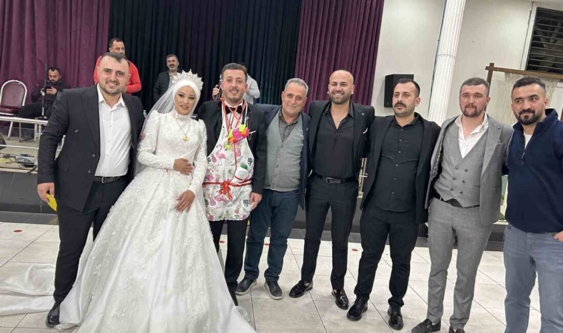 Mersin’in Tarsus ilçesinde düğünde damadın arkadaşların takı töreninde mutfak ürünleri