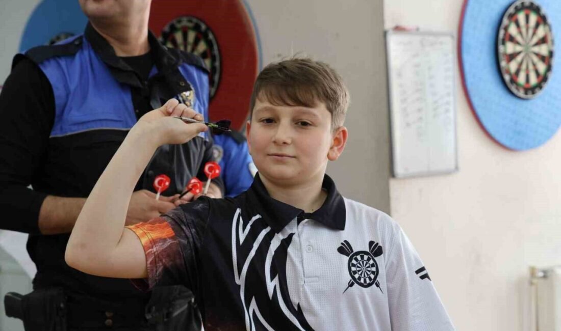 Adana’da polislerden dart kursu alan 12 yaşındaki Mustafa ve 14