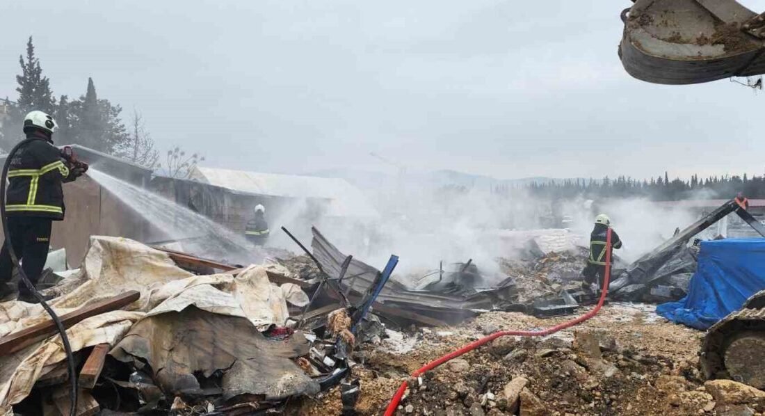 Hatay’da şantiye alanında depo olarak kullanılan 3 konteyner yanarak kullanılmaz