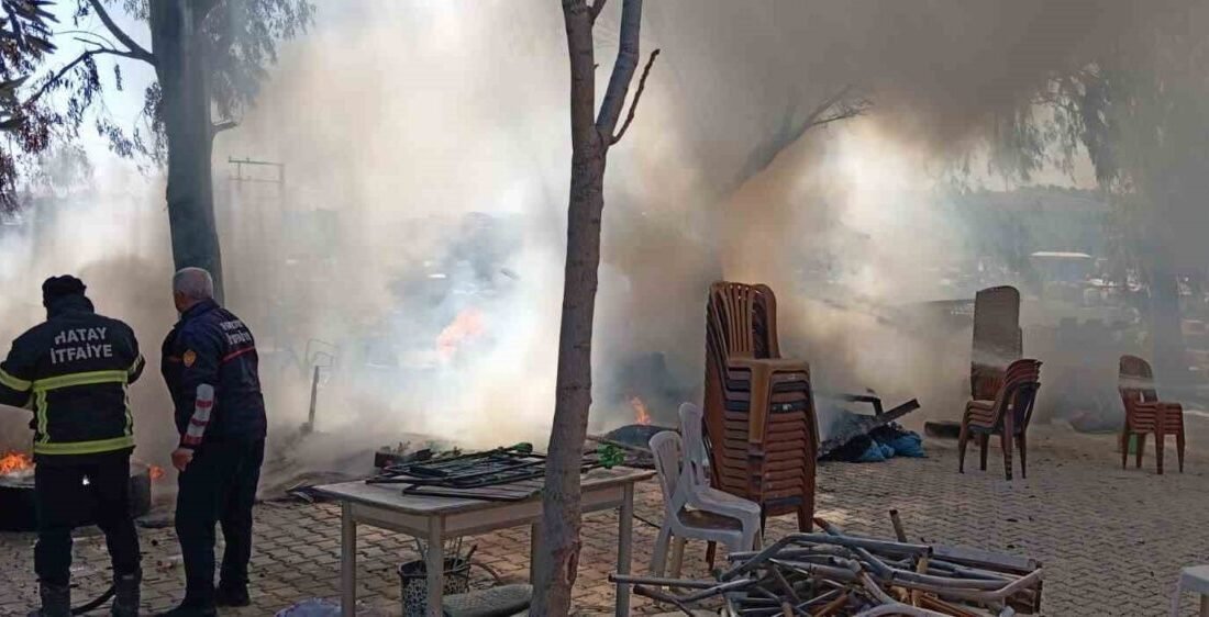 Hatay’ın Kırıkhan ilçesinde depoda bulunan odunlukta çıkan yangın, itfaiye ekipleri