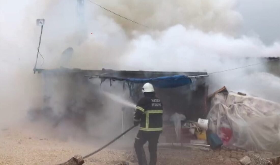 Hatay’ın Reyhanlı ilçesinde depremzede ailenin kaldığı konteyner yanarak kullanılamaz hale