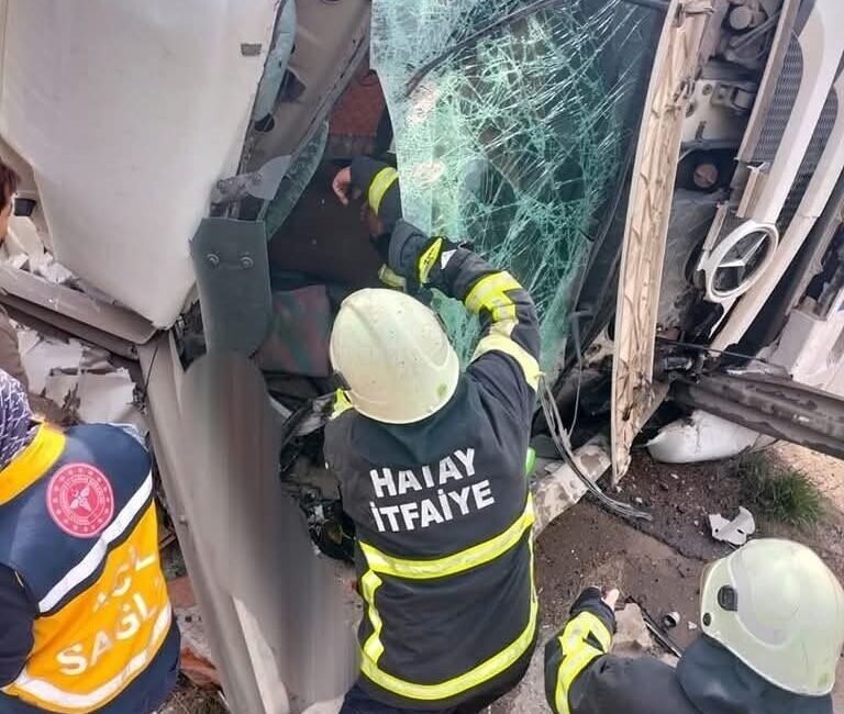 Hatay’da kontrolden çıkarak devrilen demir yüklü kamyonun sürücüsü yaralandı. Kaza,