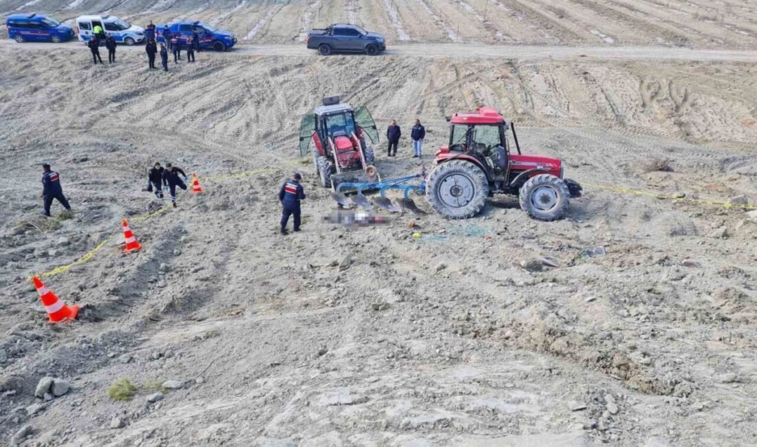 Burdur’un Kemer ilçesinde tarlayı sürerken devrilen traktörün altında kalan sürücü