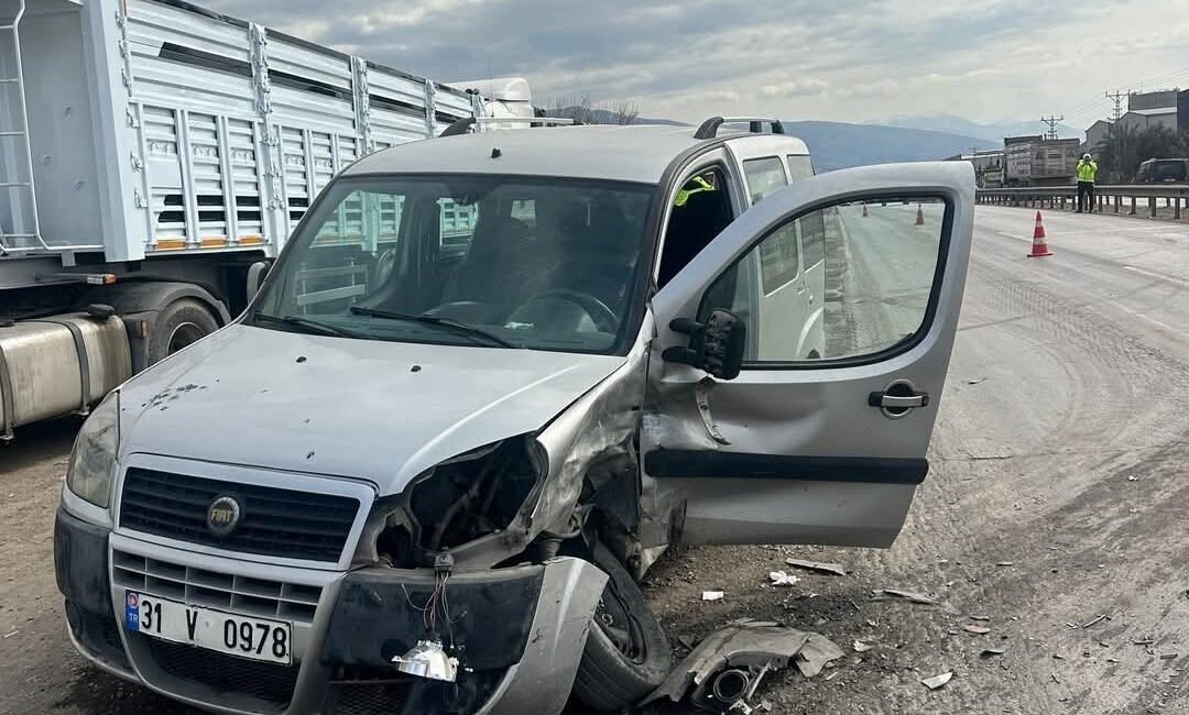 Hatay’ın Dörtyol ilçesinde otomobille çarpışan Fiat marka hafif ticari aracın