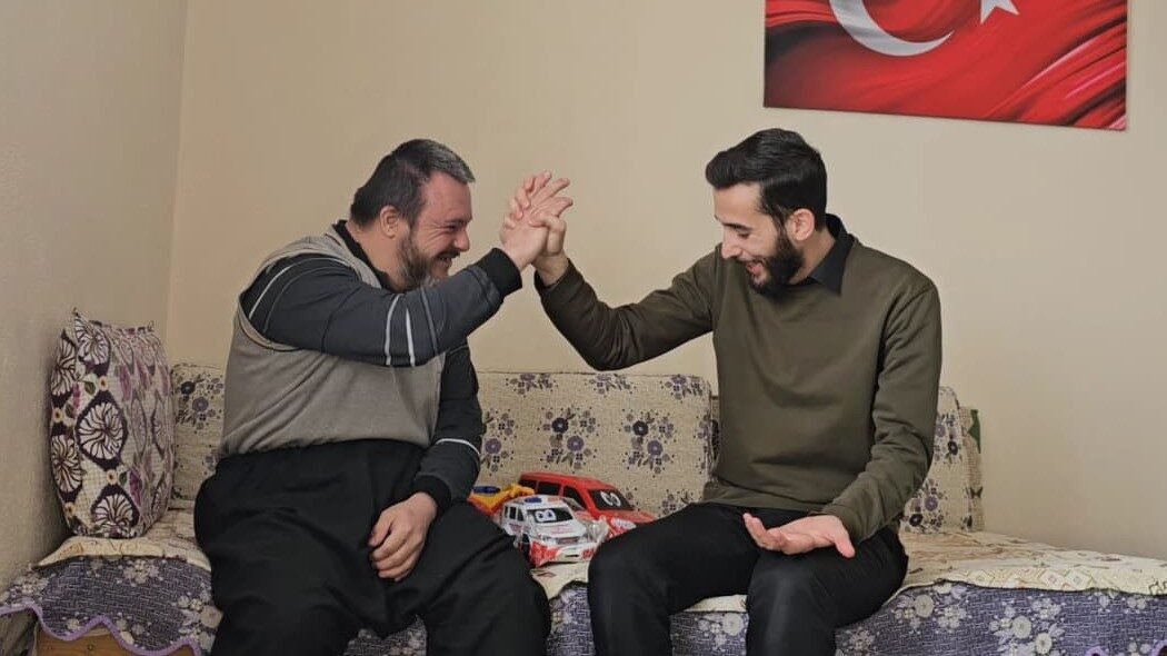 Adana’nın Feke ilçesinde down sendromlu genç, umreden dönen imamı kapıda
