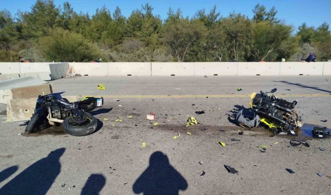 Antalya’da drag pistinde motosikletleri ile yarışan iki arkadaş, pist ortasındaki