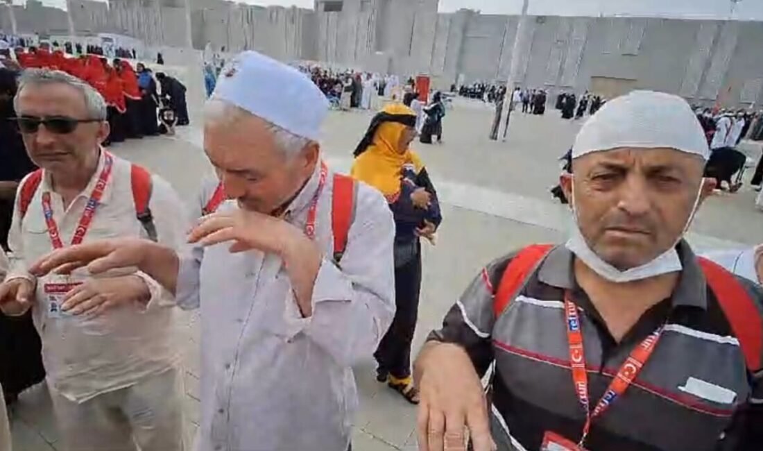 Umre ziyaretleri için Mekke’ye giden Eğirdir’li bir kafile, Arafat Dağı’nda