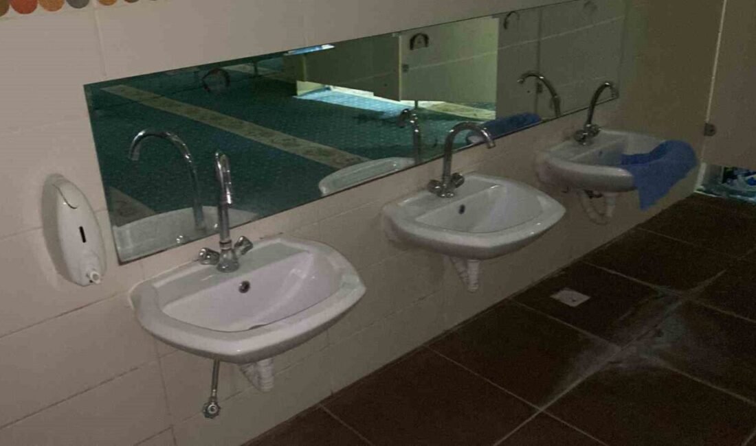 Antalya’da eğlence ve oyun alanlarının bulunduğu bir tema parkta tuvaletin