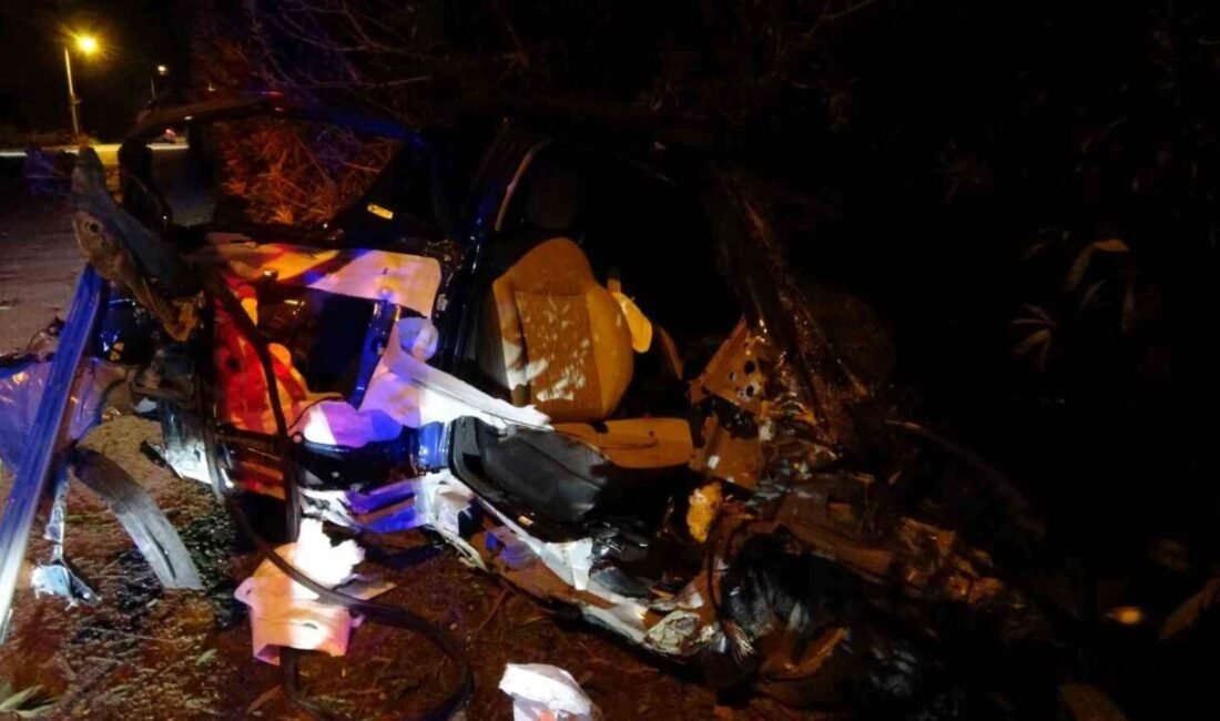 Antalya’da sürücünün alkollü kullandığı otomobil, aydınlatma direğine çarptı. Hurdaya dönen