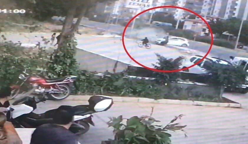 Mersin’in Erdemli ilçesinde otomobiliyle kaldırımda yürüyen emekli öğretmen Emel Özdemir’e