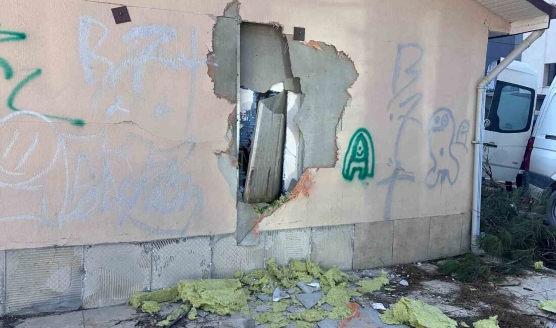 Burdur’da eski Devlet Hastanesi’nin deposuna giren kimliği belirsiz kişiler, duvarlara