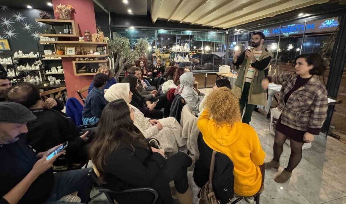 Mersin’de bir kafede eski sevgililerden kalan hediyeler açık artırmada satıldı.