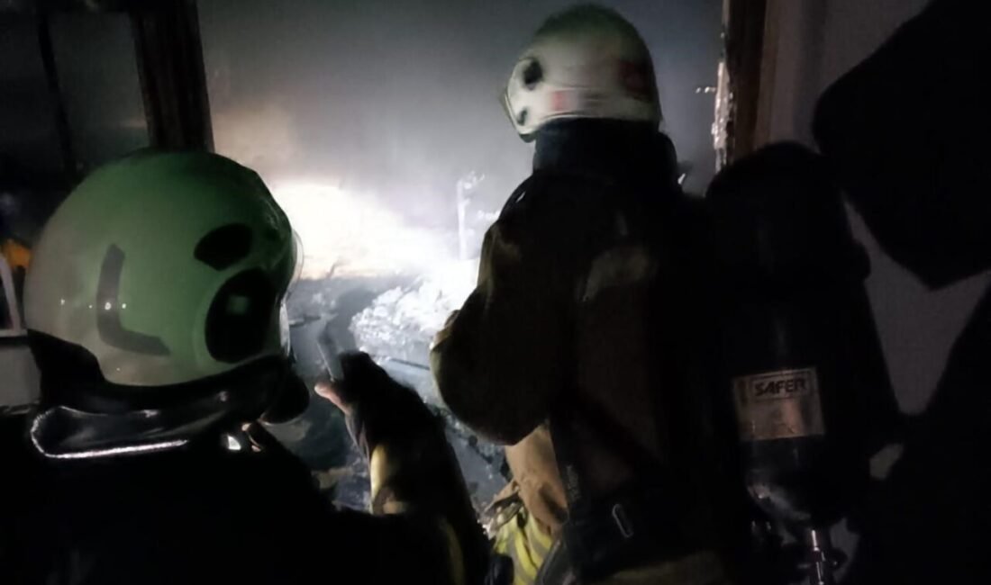 Hatay’ın Dörtyol ilçesinde evde çıkan yangında mahsur kalan 2 kişiyi