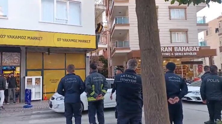 Antalya’nın Alanya ilçesinde bunalıma girip apartmanın birinci katında yaşadığı dairenin