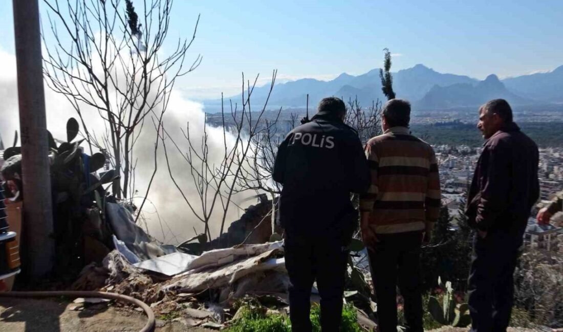 Antalya’da hurdacılıkla uğraşan baba ve oğlunun yaşadığı gecekondu alev alev