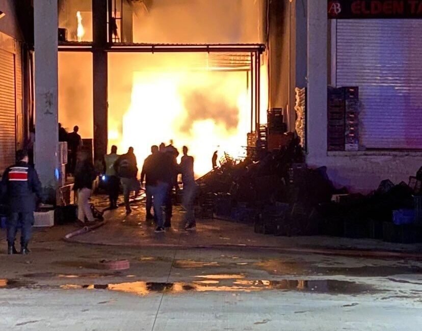 Antalya’nın Finike ilçesinde toptancı halinde çıkan yangın paniğe neden oldu.