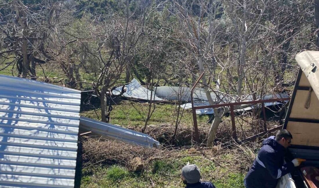 Antalya’nın Gazipaşa ilçesinde iki gündür etkili olan fırtına, Ilıca Mahallesi