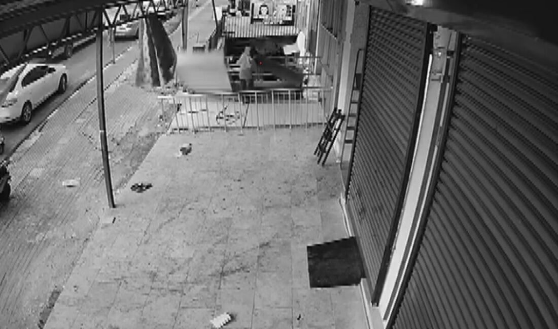 Hatay’da bir iş yerinin önünde bulunan rafın fırtınanın etkisiyle devrildiği