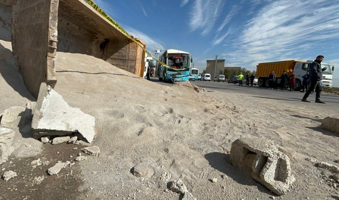 Kahramanmaraş’ta freni patlayan hafriyat kamyonu önce halk otobüsüne daha sonra
