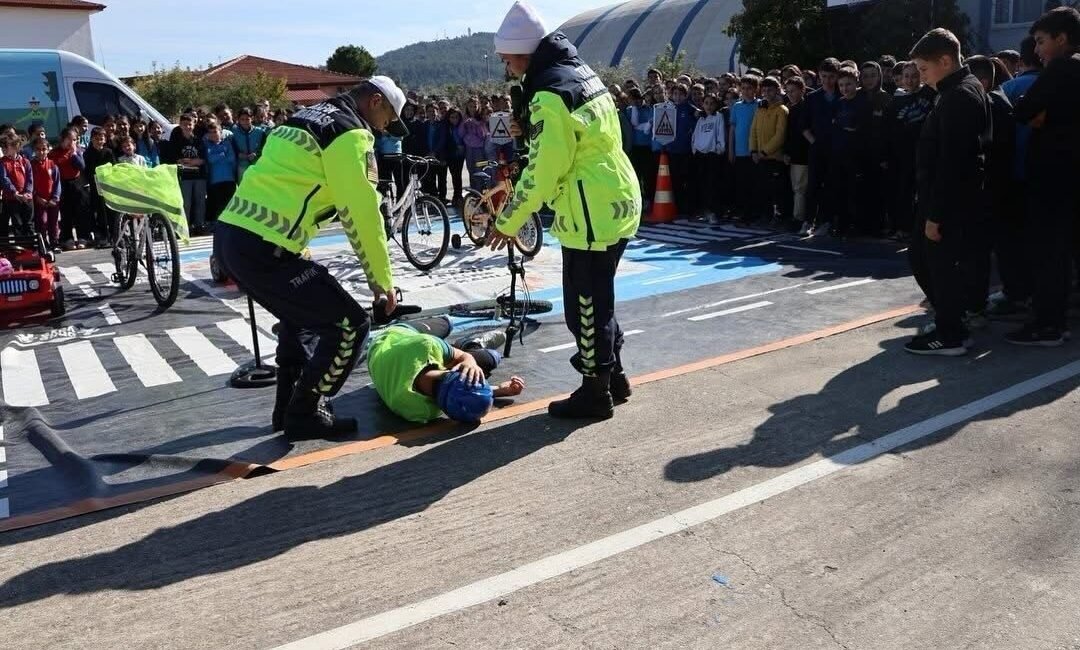 Antalya’nın Gazipaşa ilçesinde düzenlenen trafik eğitimi kapsamında, öğrencilere trafik kuralları,