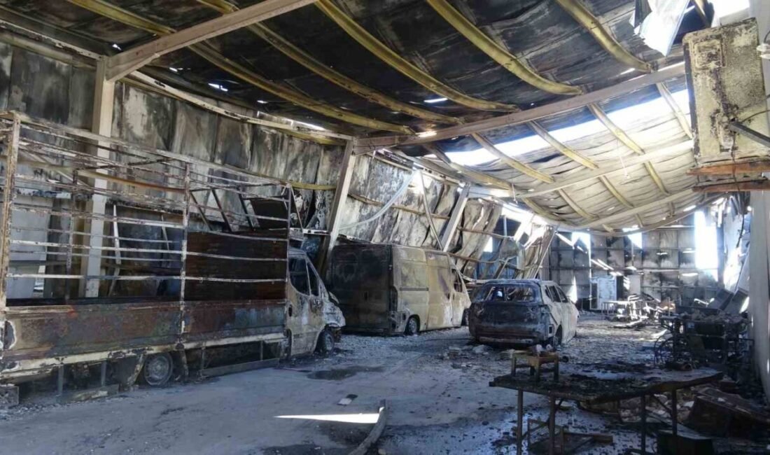 Antalya’da gece saatlerinde başlayıp 3 deponun küle döndüğü yangın itfaiye