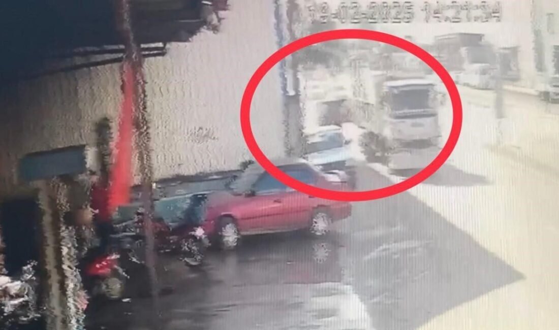 Mersin’in Erdemli ilçesinde kamyonun kasasının kapağı açılarak yaşları 8 ile