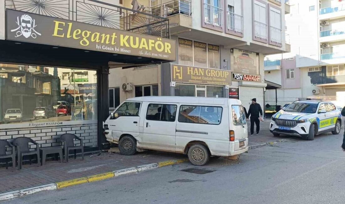 Manavgat’ta hafif ticari araç ile çarpışan kapalı kasa kamyonet, kazanın