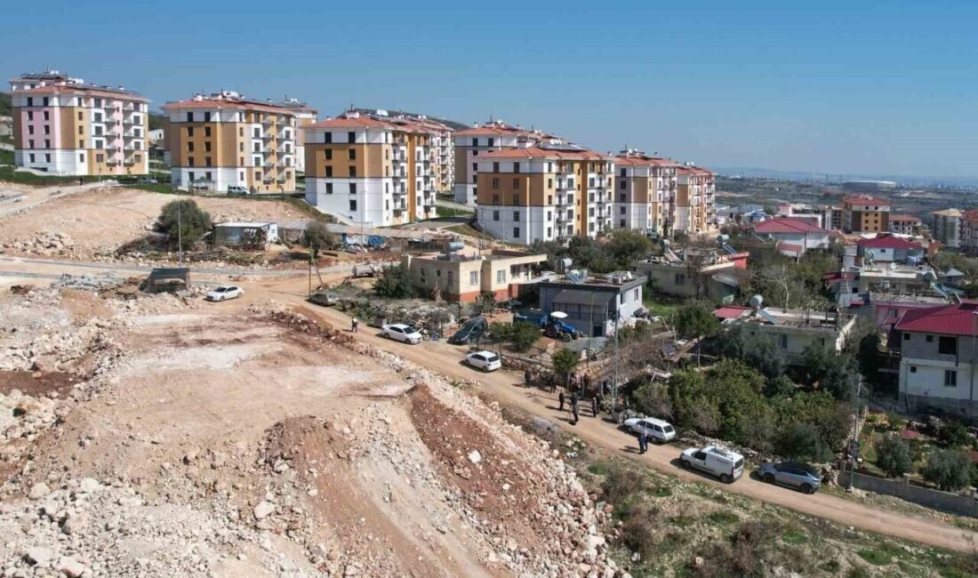 Mersin’de hafriyat kamyonunun bos¸alttıgˆı molozların altında kalarak agˆır yaralanan 81